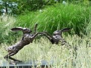 Batalla-duel is een bronzen beeld van twee vechtende hazen | bronzen beelden en tuinbeelden, figurative bronze sculptures van Jeanette Jansen |